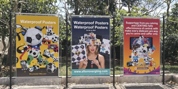 Waterdichte posters in de natuur, kleurrijke reclame.