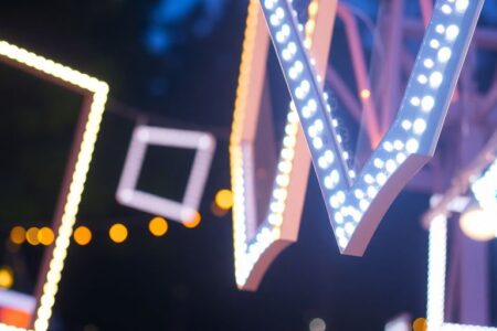 Heldere LED-frames die buiten stralen.